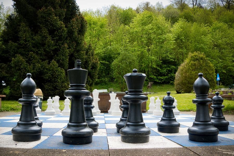 Garden giant chess set